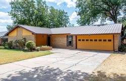 1009 W Edwards, Olney, TX 76374