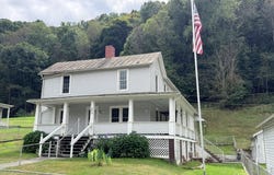 869 Coopers St, BRAMWELL, WV 24715