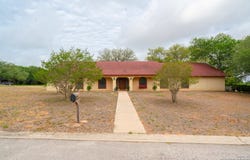 101 ENCINO PARK, Devine, TX 78016-2300