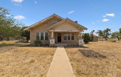 201 E Harris St, Dilley, TX 78017