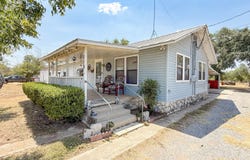 110 RENFRO DR, Devine, TX 78016