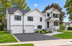 2 CIRCLE Drive, Syosset, NY 11791
