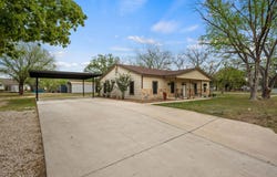 1131 E Fannin St, Luling, TX 78648