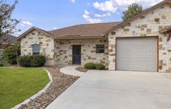 120 Navarro Xing, Seguin, TX 78155