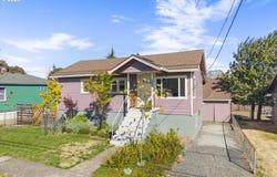 390 S 7TH St, StHelens, OR 97051