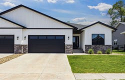 3040 Sunflower St, Ely, IA 52227