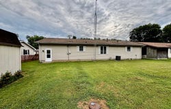 403 Cora St, Carmi, IL 62821