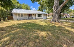 1119 N East, Edna, TX 77957