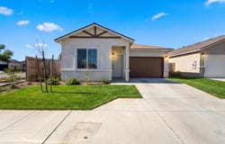 509 Sandtrap Lane, Lemoore, CA 93245
