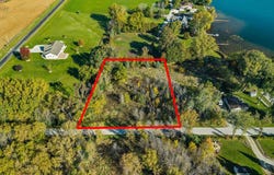 9422 S LAKE Drive, MANITOWOC, WI 54220