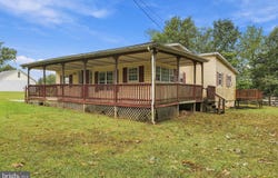 373 POTOMAC Boulevard, FALLING WATERS, WV 25419