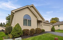 8 Autumn Trl, Webster, NY 14580