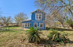 132 RENFRO DR, Devine, TX 78016-2414