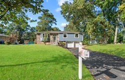 28 Peacock Lane, Commack, NY 11725