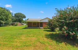 1211 Woodmont Dr, Tuscumbia, AL 35674