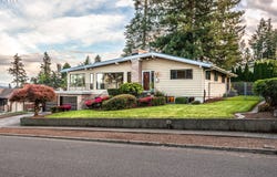 7130 LOS VERDES Dr, Gladstone, OR 97027