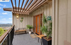 8 Starview Dr, Oakland, CA 94618