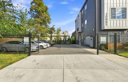 10985 E BURNSIDE St, Portland, OR 97216