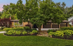 9933 Devonshire Drive, Omaha, NE 68114