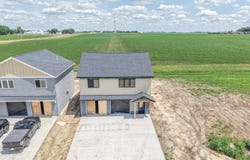 2106 Elm St, Hull, IA 51239
