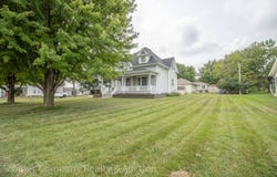 1003 Division St, Hull, IA 51239