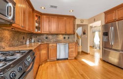 7 Eastern Dr, New Hyde Park, NY 11040