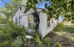 841 W Maple, Flora, IL 62839