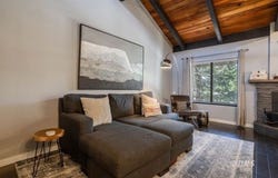 152 Viewpoint Rd, Mammoth Lakes, CA 93546