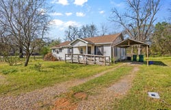 103 McLean Street, Omaha, TX 75571