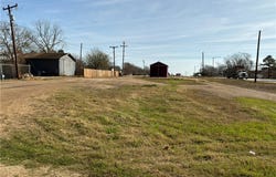 606 E Central Avenue, Nixon, TX 78140
