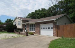 813 Sunset Dr, Macon, MO 63552