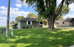 808 Floyd St, Sanborn, IA 51248