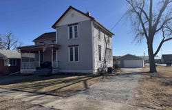 204 E 2ND Avenue, Deer Creek, IL 61733