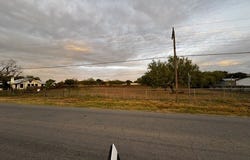 412 N Transportation Dr, Devine, TX 78016