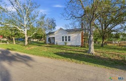 211 E 4th Street, Nixon, TX 78140