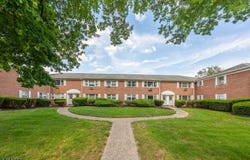 24 Manchester Ct, Wayne Twp., NJ 07470-3304