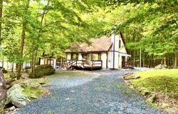 27 Oak Drive, Hawley, PA 18428