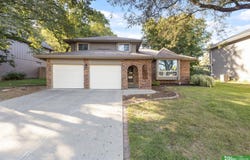 910 Wolf Lane, Bellevue, NE 68005