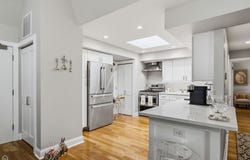 7200 N Ridge Boulevard, Chicago, IL 60645