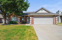 406 N Mountain Meadow Dr, Cache, OK 73527