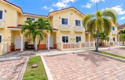 7464 NW 180th St, Hialeah, FL 33015