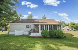 2 Hawthorne Ln, Nashua, NH 03062