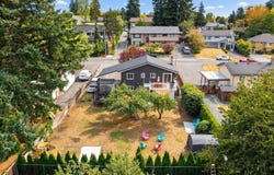 558 Kenneth St, Saanich, British Columbia V8Z 2B7