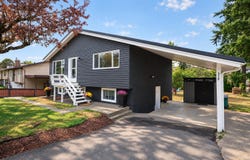 558 Kenneth St, Saanich, British Columbia V8Z 2B7