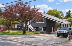 558 Kenneth St, Saanich, British Columbia V8Z 2B7