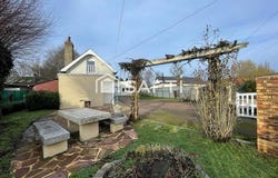 Perriers-Sur-Andelle, Haute-Normandie 27910