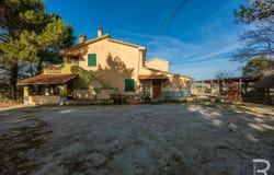 Cinigiano, Tuscany 58044