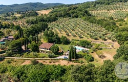 Cetona, Tuscany 53040