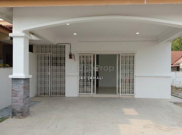 Jalan Bunga Raya, Sepang, Selangor 43900