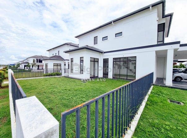 J, Bandar Puncak Alam, Selangor 47000